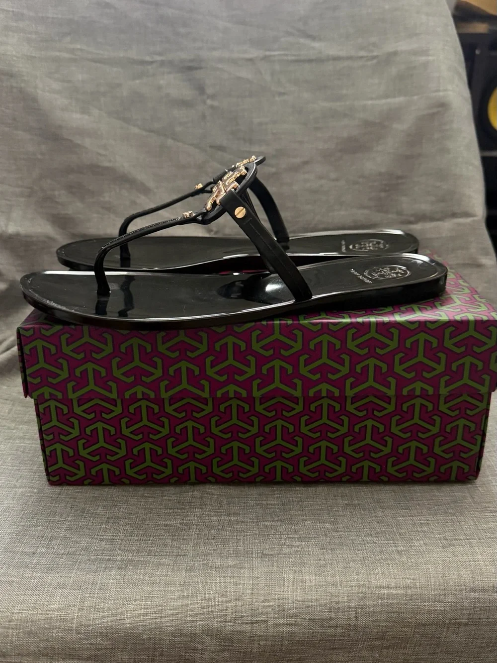 Tory Burch Black Patent Mini Miller Thong Sandal with Gold Logo - Picture 3 of 6